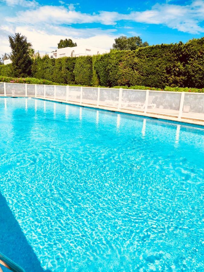 Mandelieu Grand Studio Avec Piscine Et Proche De La Mer Bagian luar foto